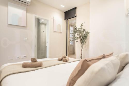 Sophisticated apartment with balcony & city views by REMS
