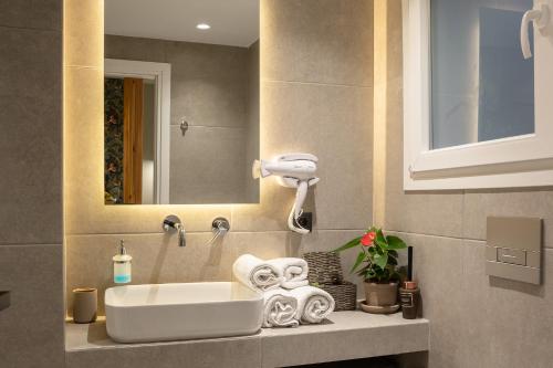 A bathroom at Heart Of Athens Apartments