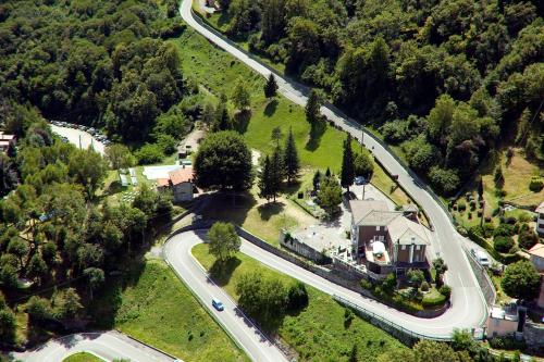 een luchtzicht op een huis en een weg bij Hotel Mirabeau in Bellagio