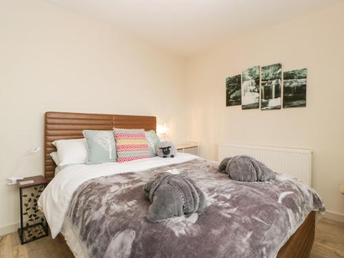 een slaapkamer met een bed met handdoeken erop bij Palace Bungalow in Hereford