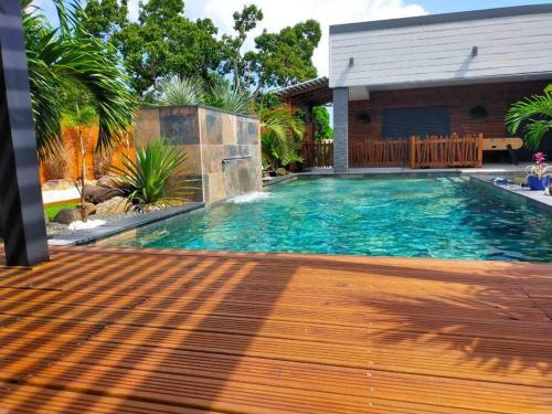 a swimming pool in front of a house at Villa Lou Santen Guadeloupe in Saint-François