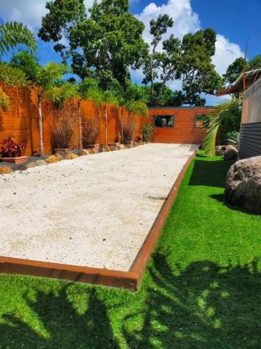a garden with a gravel pathway in a yard at Villa Lou Santen Guadeloupe in Saint-François