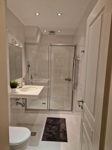 A bathroom at Апартамент RESORT SENSATION 3