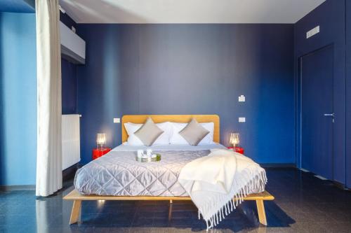 um quarto azul com uma cama com uma parede azul em Dimora Doria d'Angri em Nápoles