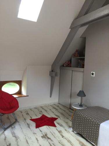 a bedroom with a red star on the floor at les demeures de Kerbosser in Ploeren