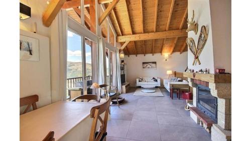 uma sala de estar com uma mesa e uma lareira em Chalet La Plagne Montalbert 50m des pistes em La Plagne Tarentaise