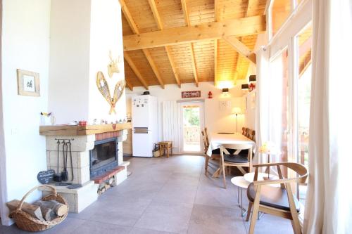 un salon avec une cheminée et une table dans l'établissement Chalet La Plagne Montalbert 50m des pistes, à La Plagne Tarentaise
