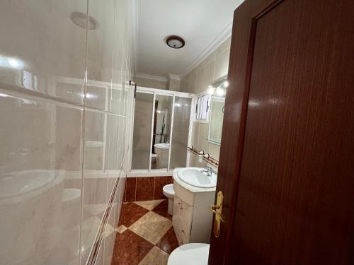 ein Bad mit einem WC, einem Waschbecken und einer Dusche in der Unterkunft El Torreón 3 in Lora del Río