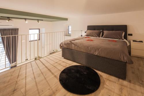 een slaapkamer met een groot bed en een zwart tapijt bij HOME IN Pompei in Pompei