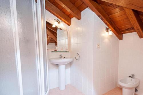 a bathroom with a sink and a toilet at Casa Pinna in Santillana del Mar