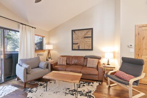 Χώρος καθιστικού στο Village Point Retreat Townhome: Walk to Town Lifts w/ Private Hot Tub