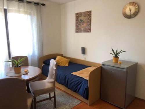 niewielka sypialnia z łóżkiem i stołem w obiekcie STUDIO APARTMAN MARINJAK w mieście Belišće