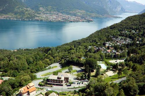 eine Luftansicht auf eine Stadt und einen See in der Unterkunft Hotel Mirabeau in Bellagio