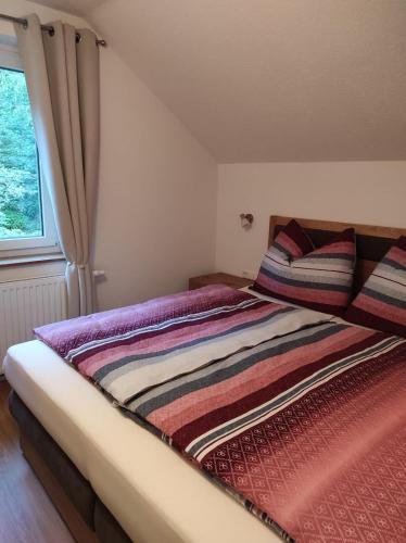 een slaapkamer met een bed en een raam bij Sonja´s Ferienwohnung in Patergassen
