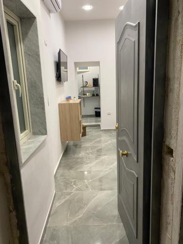 einen Flur mit Tür zum Bad in der Unterkunft Maison Quartieri Spagnoli in Neapel