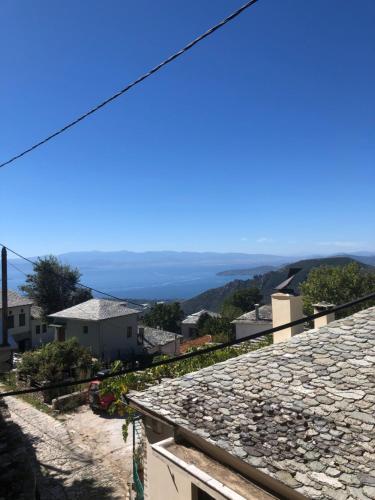 uma vista do telhado de uma casa em Joy's House em Agios Lavrentios