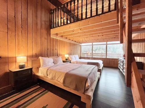 sypialnia z 2 łóżkami w drewnianym domku w obiekcie Le Grand Chalet by Rendez-Vous Mont-Tremblant w mieście Mont-Tremblant
