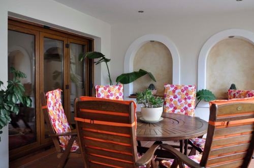 ein Esszimmer mit einem Holztisch und Stühlen in der Unterkunft Sea La Vie in Volos