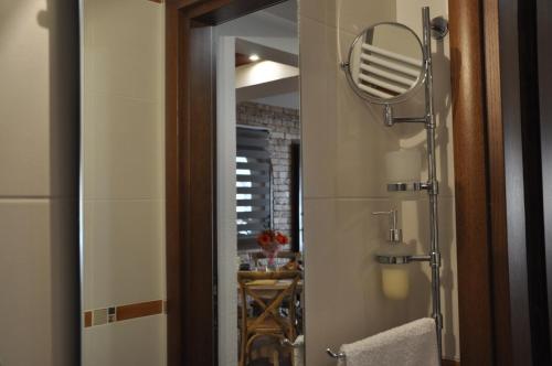 ein Badezimmer mit einem Spiegel und einem Waschbecken in der Unterkunft Sea La Vie in Volos