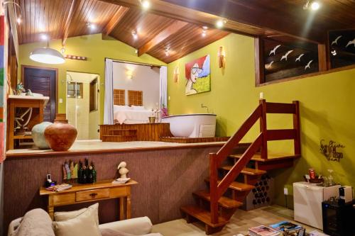 een woonkamer met een trap en een badkamer bij Pousada Teto do Cafundó in São Francisco Xavier