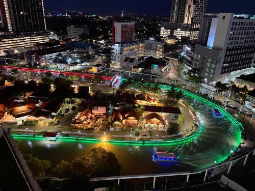 una vista aérea de una ciudad por la noche en The Shore Melaka en Melaka