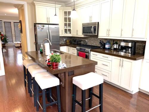 Cucina o angolo cottura di Luxury Home - Upper Toronto Beaches