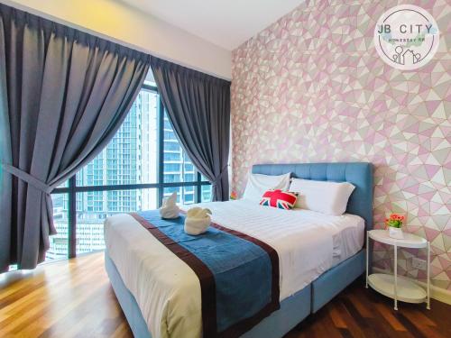 um quarto com uma cama e uma grande janela em Grand Medini by JBcity Home em Nusajaya