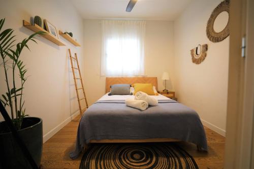 特拉維夫的住宿－Jungle in Town - Central Jaffa，一间卧室配有一张床,上面有两条毛巾