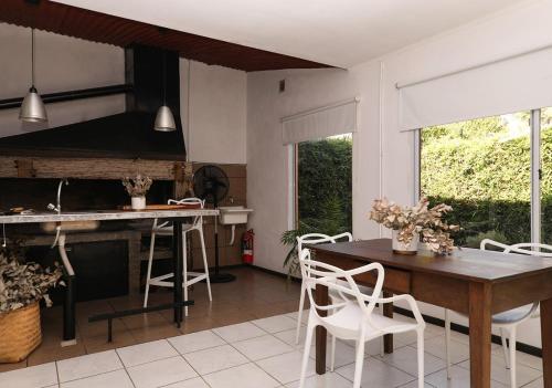 een keuken en eetkamer met een tafel en stoelen bij Posta Batata in Paraná