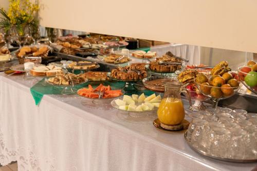 een buffet met veel verschillende soorten eten bij Hotel Descalvado in Descalvado