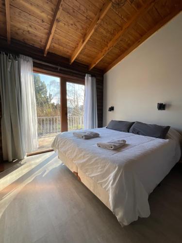 A bed or beds in a room at Hosteria La Luna
