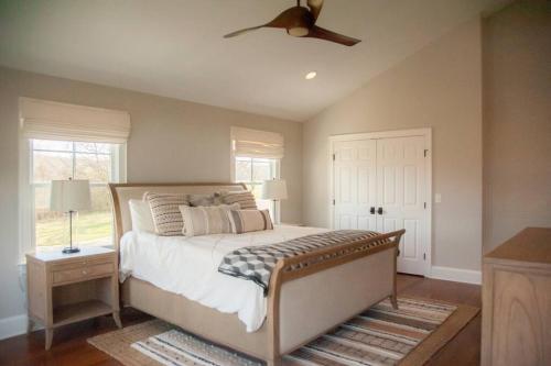 - une chambre avec un lit et un ventilateur de plafond dans l'établissement Copper Sky Farm - The Ultimate Country Retreat, 