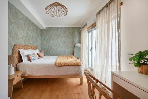 - une petite chambre avec un lit et une fenêtre dans l'établissement Apartment with Private Terrace & Car Garage, à Lisbonne