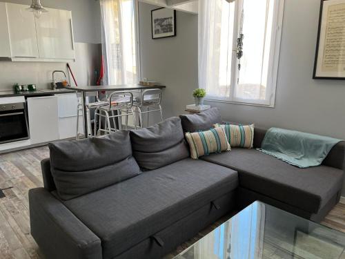 uma sala de estar com um sofá e uma cozinha em Le Bourbon em Bordeaux
