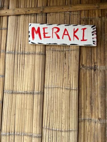 a sign on the side of a wooden building at biohotel tatacoa Qji in Villavieja
