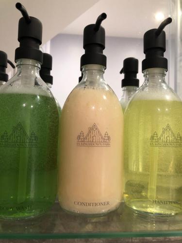 Afbeelding uit fotogalerij van Escape to a Clifftop Chalet with pool and tennis onsite - 1A Kingsdown Holiday Park in Kingsdown