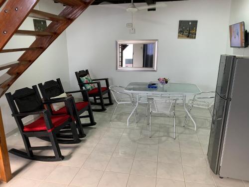 a dining room with a table and chairs at Apartamento Amoblado con Ventilador in Montería