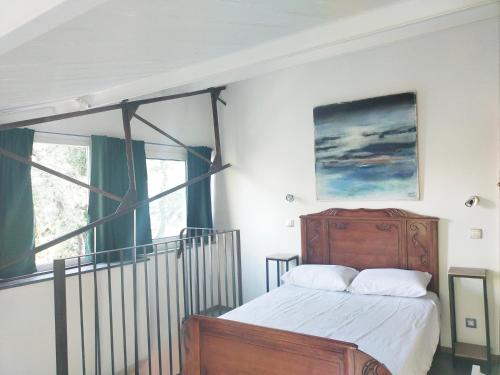 een slaapkamer met een bed en een raam bij Spa Nimeslodge in Nîmes