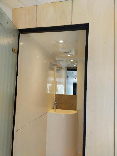 La salle de bains est pourvue d'un miroir et d'un lavabo. dans l'établissement Spa Nimeslodge, à Nîmes