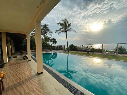 Bazén v ubytování Reef Bungalow Hotel nebo v jeho okolí