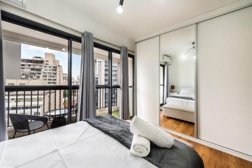 1 dormitorio con cama y ventana grande en SN10 - Apartamento amplo de um quarto, totalmente equipado, próximo à Avenida Paulista., en São Paulo