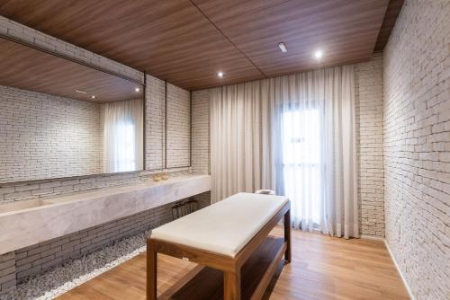 a room with a bench and a window at OA12 Aconchego próximo ao Parque Augusta in Sao Paulo