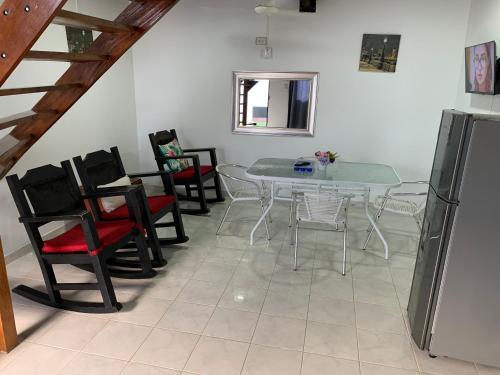 a dining room with a table and chairs at Apartamento Amoblado con Ventilador in Montería