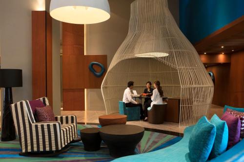 eine Gruppe von Personen, die an einem Tisch in einem Zimmer sitzen in der Unterkunft Holiday Inn Pattaya, an IHG Hotel in Pattaya