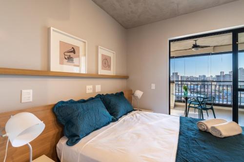 1 dormitorio con cama y ventana grande en VO13 - Apto Luxuoso e Aconchegante no Bom Retiro: Conforto, en São Paulo
