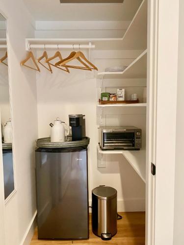 uma cozinha com um frigorífico e um micro-ondas em Modern Farmhouse Wooded Hide Away em McKinleyville