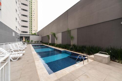 una piscina al lado de un edificio en MV46A - Studio Próximo à Estação Brás: Conforto Garantido, en São Paulo