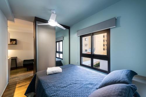 1 dormitorio con cama y ventana grande en MI611 - Studio Aconchegante para 4 Pessoas Próximo ao Parque Augusta, en São Paulo