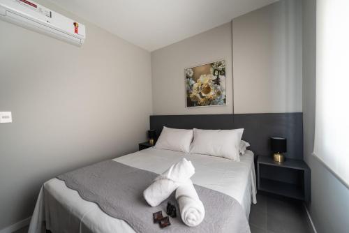 Un dormitorio con una cama con un animal de toallas. en HO1 - Apartamento 1 Dormitório na Vila Mariana, Moderno e Completo., en São Paulo