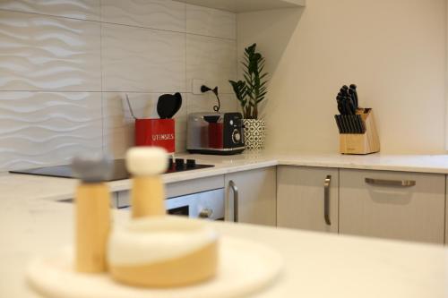 une cuisine avec un plan de travail avec un comptoir sidx sidx sidx dans l'établissement Cozy and comfortable, sunny three-storey building, à Auckland